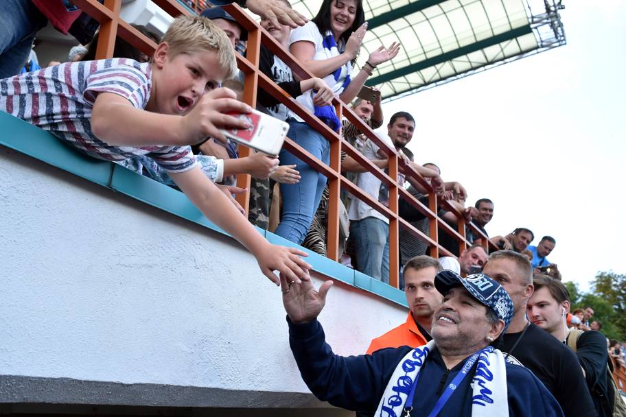 Diego Armando Maradona saluta i tifosi. Afp